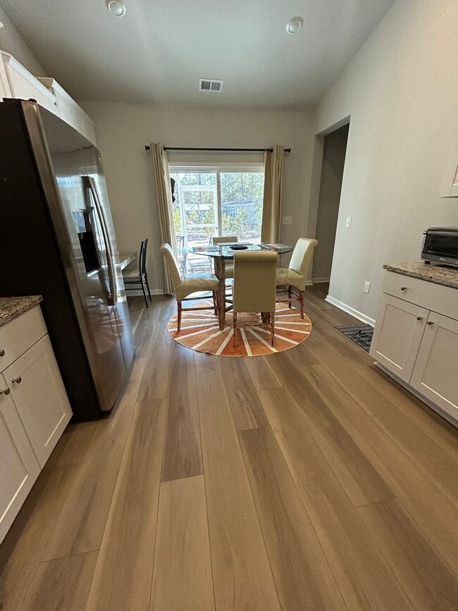 Building Photo - Lovely Furnished Home - $200 Off 1st Month Rent (Upon Approval)