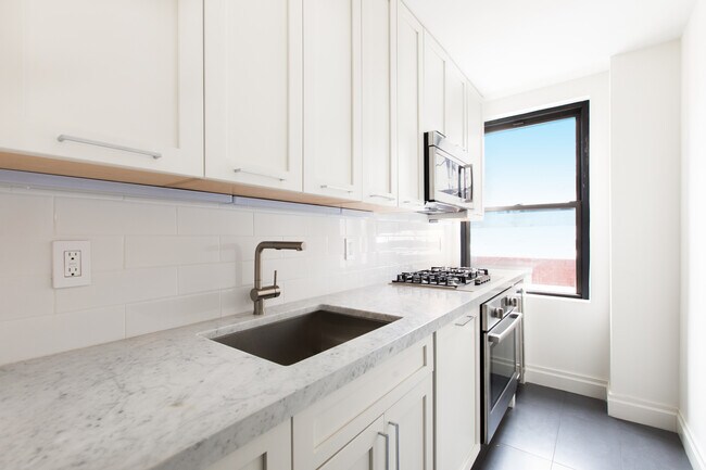 Building Photo - 230 Riverside Dr