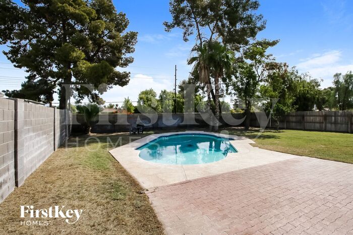 Building Photo - 5909 S Palm Dr