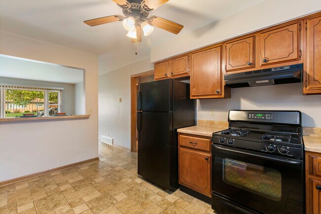 Kitchen - 1402 Heather Dr