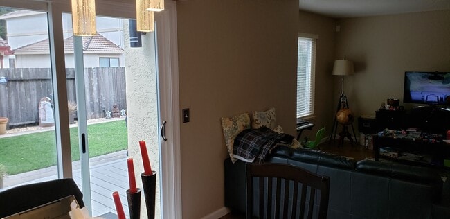 Building Photo - Excellent 3 Bed/2.5 Bath Mountain Shadows Town-home / Water Included, Co-Signor OK, Pets Considered