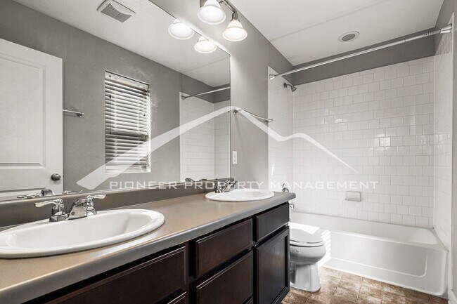 Building Photo - Lovely Townhome with Central AC and Washer/Dryer!