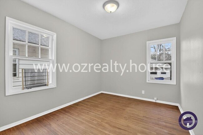 Building Photo - 2032 Barrows St