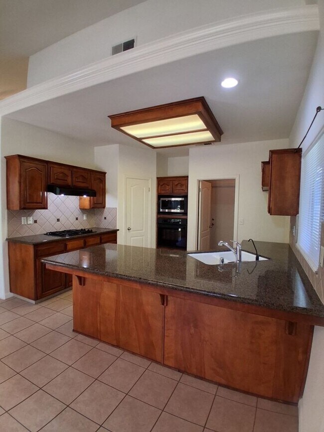 Building Photo - Desirable Clovis Single-Level Home: 3-bedroom, 2-bathroom