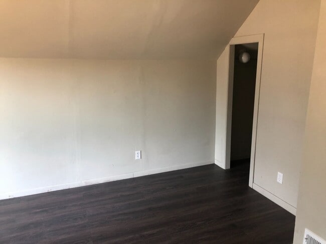 Building Photo - $1100 - 3 bed 1 bath - Single Family Home