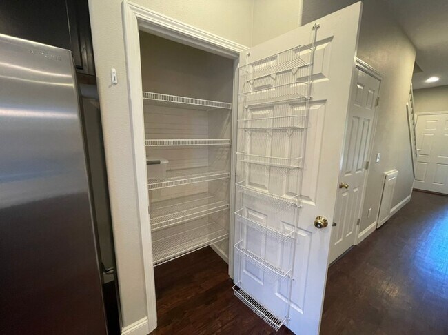 Building Photo - Super-Cute Townhouse! 3 bed + 2.5 baths w/ Fantastic Floor Plan! (A/C & Washer / Dryer included!)