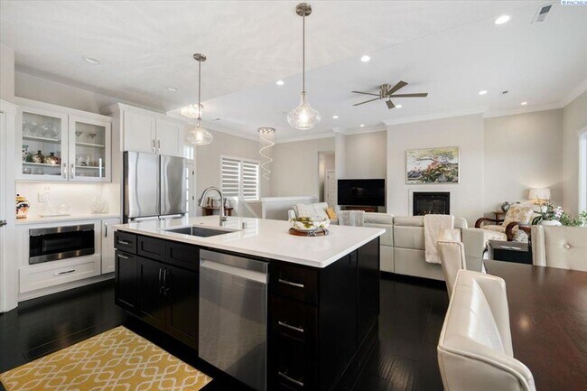 Building Photo - Stunning 5 Bedroom 4 Bath w/Daylight Basement West Richland!!!