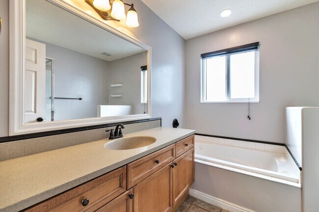 Building Photo - 3 Bed - 2.5 Bath, Beautiful Home in Ogden - Fully Fenced Yard! - Available on June 10th!
