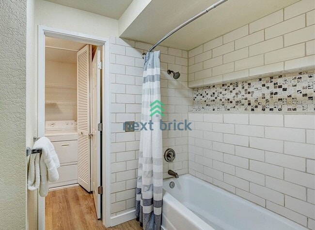 Building Photo - 2 Bed and 1.5 Bath Stunning Townhome is Available for Rent!