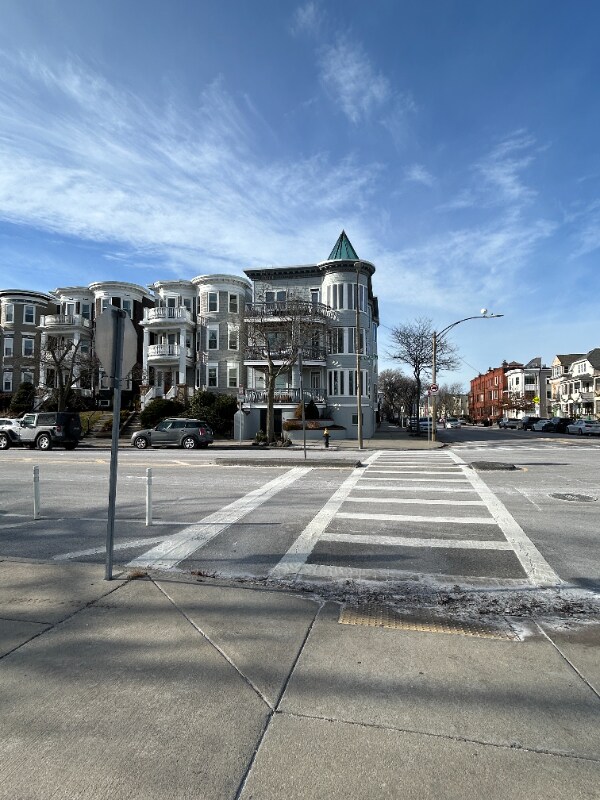 Building Photo - 955 E Broadway