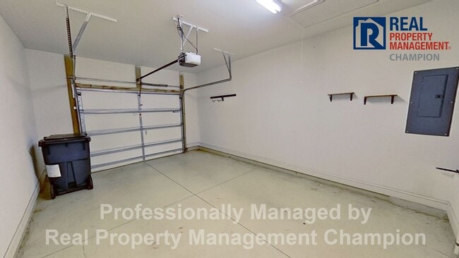 Building Photo - End Unit Townhome on One Level