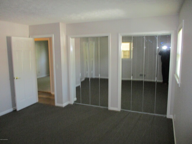 Building Photo - 2901 Creekside Dr