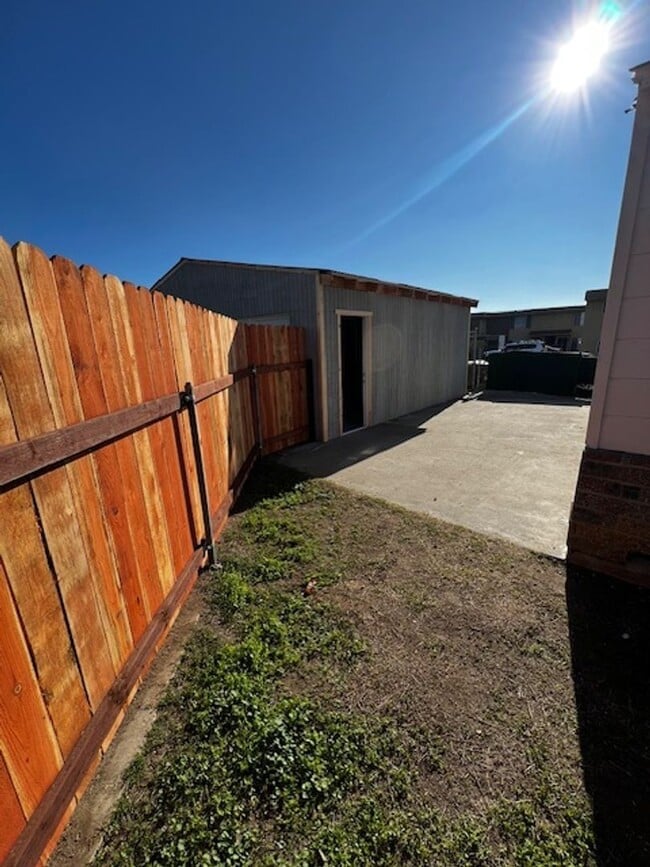 Building Photo - 2br - 1/2 twin Home with yard , garage and lots of parking