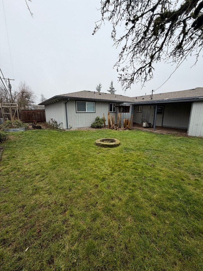 Building Photo - Must See 3 Bedroom with Fenced Yard!