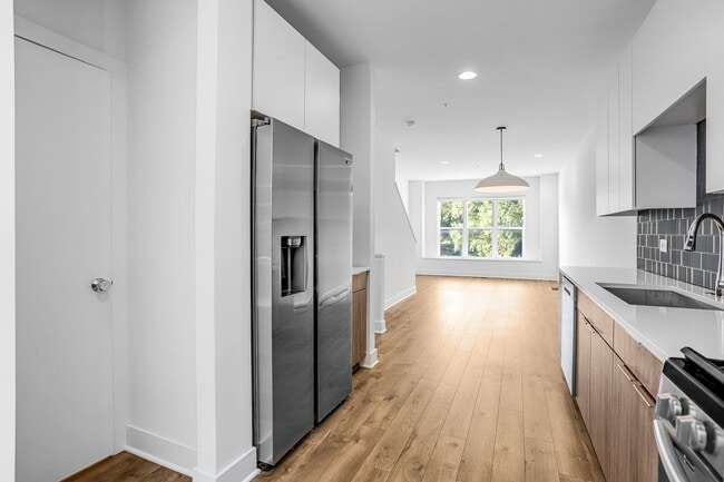 Building Photo - Spacious 4-level Home| 3 bedrooms + Garage parking!