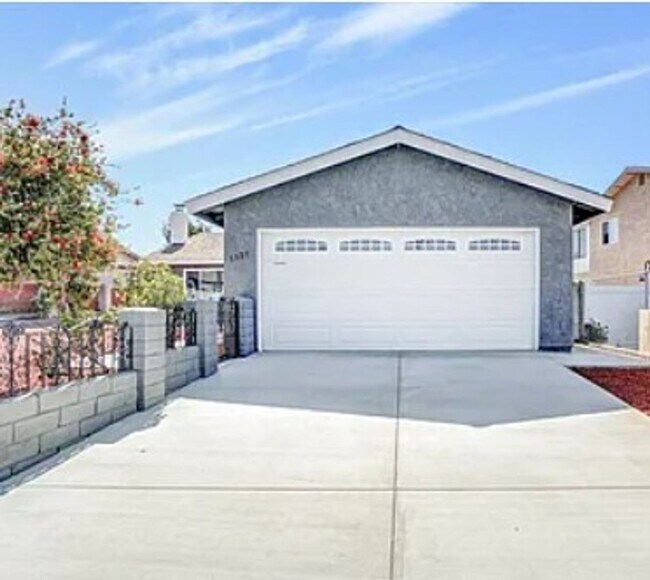 Building Photo - **Amazing 4 bedroom 3 bathroom Home Availa...