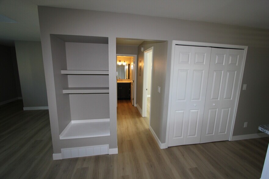 Building Photo - 1030 Magic Lamp Way