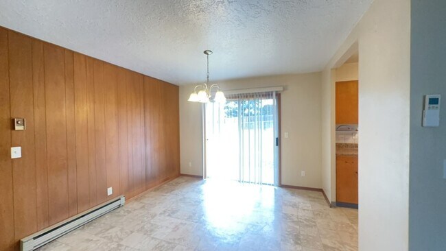 Building Photo - Charming 3BR/2.5BA Home with Fenced Yard in NE Madras - PENDING APPLICATION