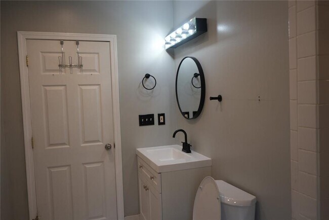 Building Photo - 13 Tweed St