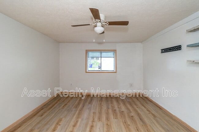 Building Photo - 817 Ridgeview Dr