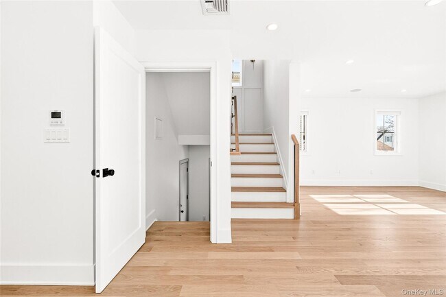 Building Photo - 306 Hunter St