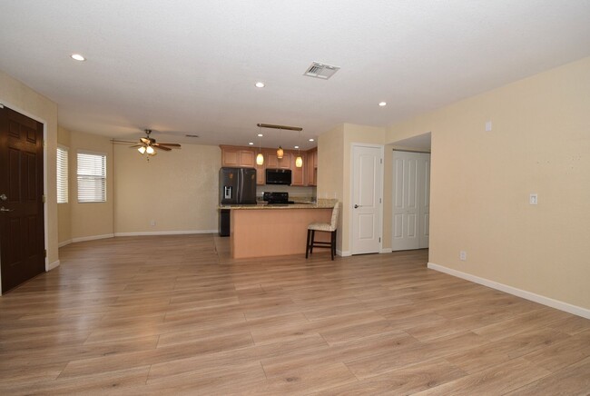 Building Photo - Stunning 2-Bedroom Condo at The Lakes