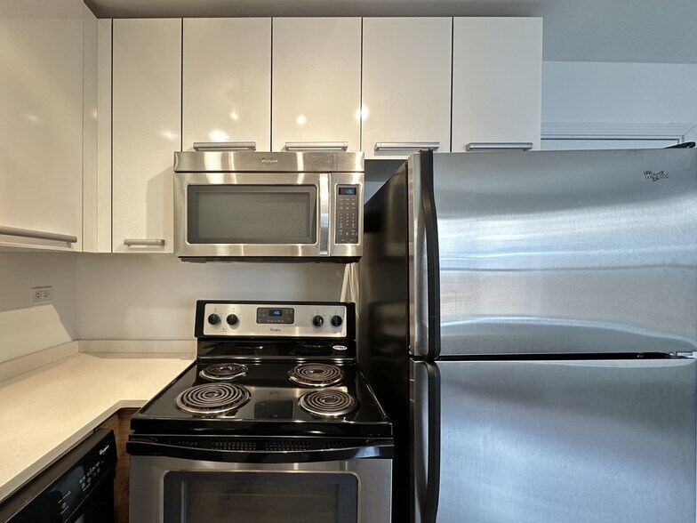 Building Photo - 925 W Carmen Ave