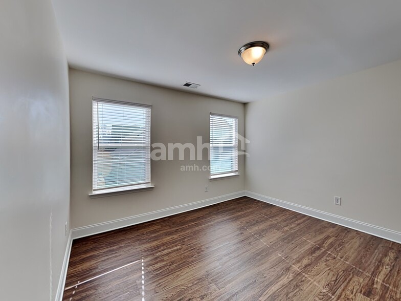 Building Photo - 3337 Okelly Dr