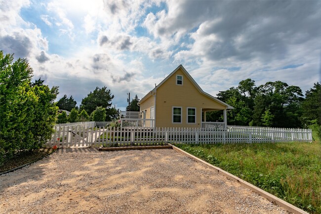 Building Photo - 404 N Meyersville Rd