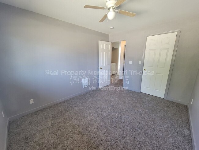 Building Photo - 3121 W Hood Ave