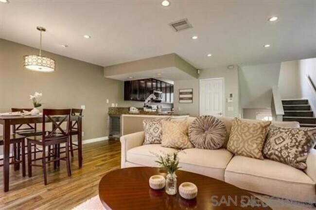 Building Photo - Gorgeous Tri-Level End Unit Home
