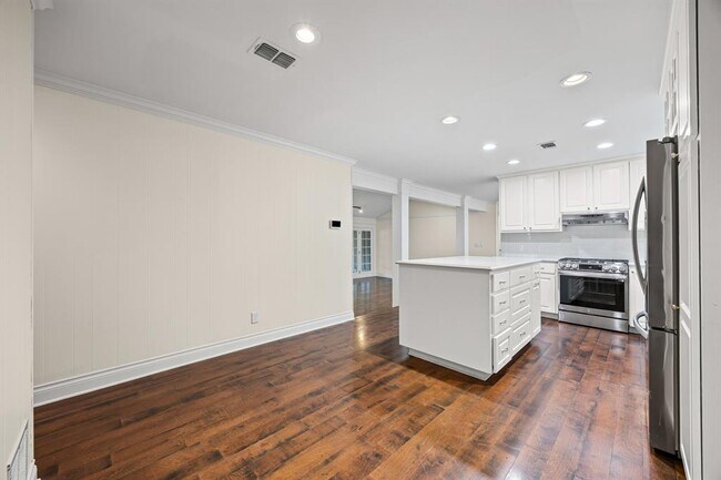 Building Photo - 7103 Mesa Dr