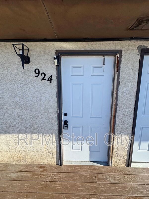 Building Photo - 924 E 5th St