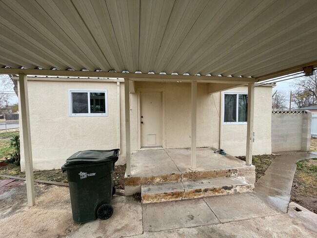 Building Photo - 3 Bedroom 3 Bath Home