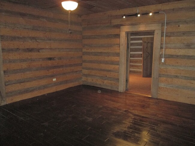 Building Photo - Log cabin