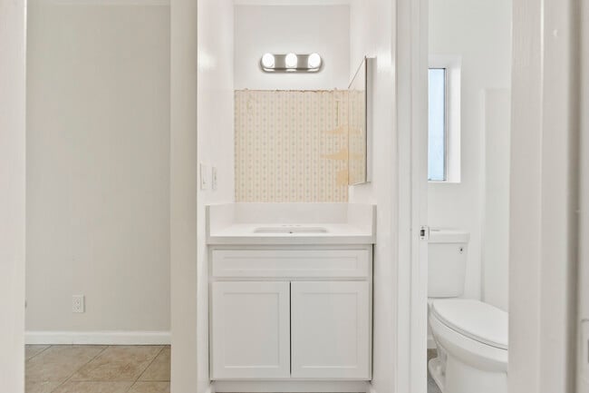 Building Photo - 1992 W Oakland Ave