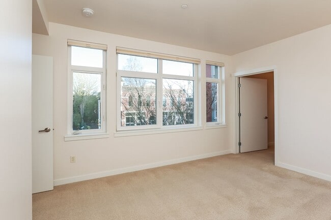 Building Photo - Stunning 2 Bedroom 2 Bath condo, with 2 Parking spots in the heart of vibrant Kirkland for Rent