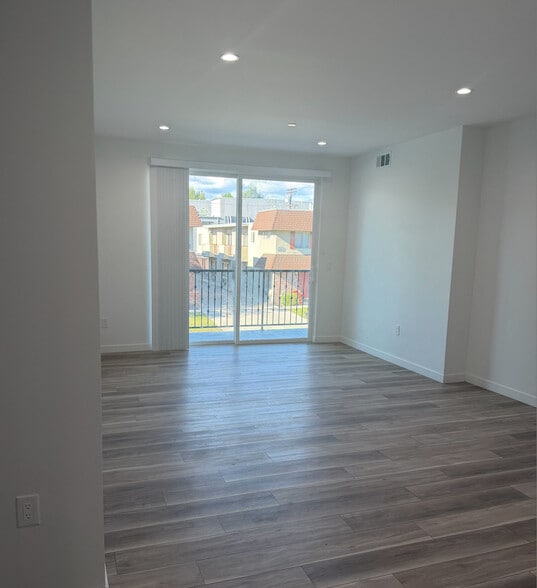 livingroom - 10934 Peach Grove St