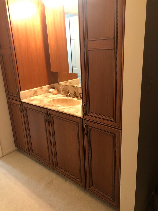 Building Photo - 2150 Valencia Dr