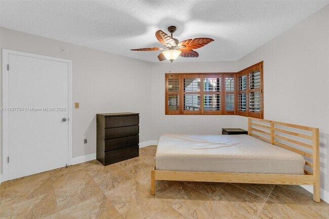 Building Photo - 15405 Miami Lakeway N