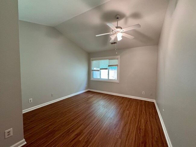 Building Photo - Desirable End Unit Townhome in Five Oaks!