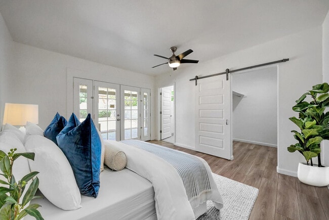 Building Photo - 224 W Glenrosa Ave