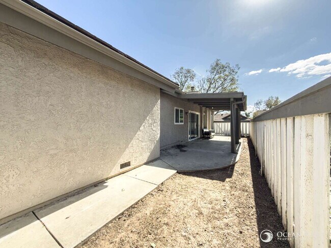 Building Photo - Spacious 2BD/2BA Condo in Camarillo!