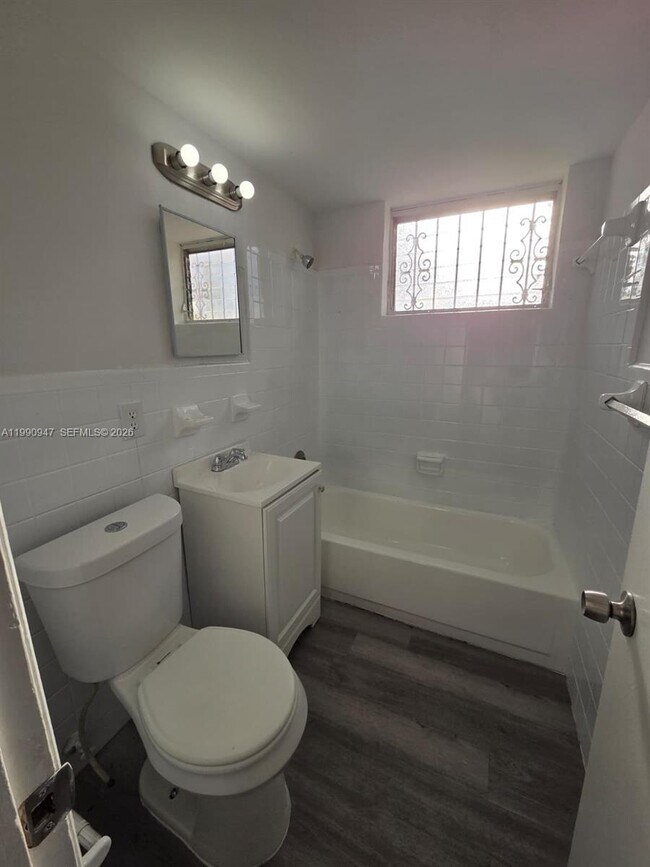 Building Photo - 1628 SW 7th St