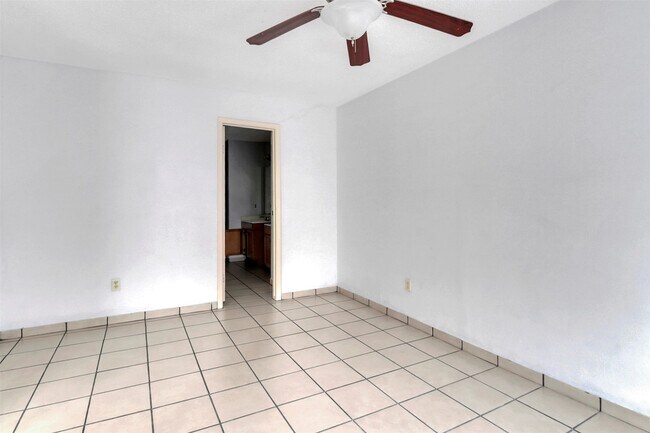 Building Photo - 4936 Meadowood Cir