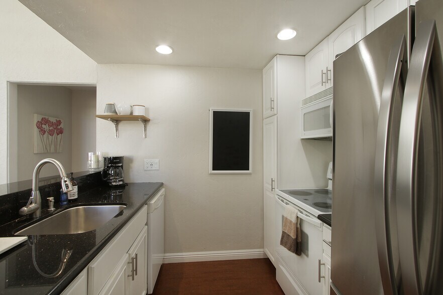 Well stoked up kitchen - 78205 Cortez Ln