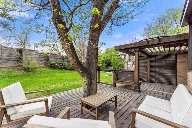 Building Photo - Stunning 4-bedroom / 3-bathroom townhome i...