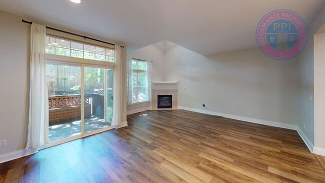 Building Photo - Stylish Townhouse, Luxury Amenities Throug...