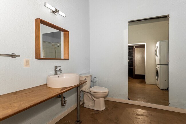 Building Photo - 2 Bedroom Condo Available In West Clawson Lofts!
