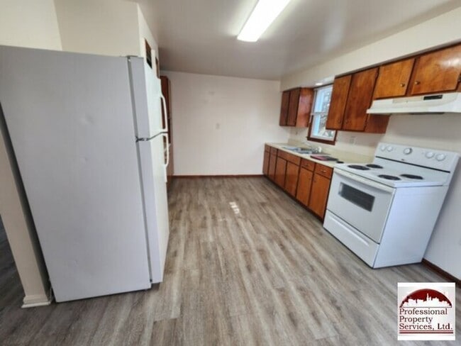 Building Photo - Country Living Near Commuter Routes